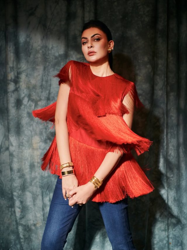 રેડ ટોપ અને જીન્સ માં જોવા મળ્યો સુષ્મિતા સેન નો ગ્લેમરસ અવતાર, અભિનેત્રી એ શેર કરી તસવીરો