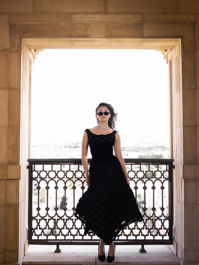 રેડ સી ફિલ્મ ફેસ્ટિવલમાં છવાઈ આલિયા ભટ્ટ, બ્લેક ડ્રેસ માં જોવા મળ્યો અભિનેત્રી નો ‘કિલર’ લુક