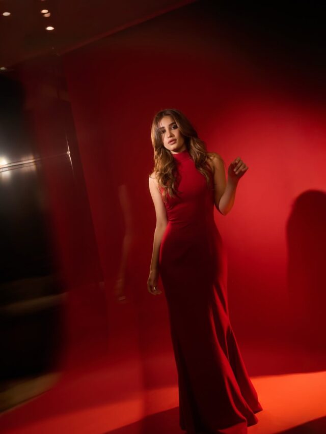 રાશા થડાણીનો રેડ હોટ ક્રિસમસ લુક થયો વાયરલ, ઓરી સાથે પાર્ટી અને દિલકશ પોઝ!