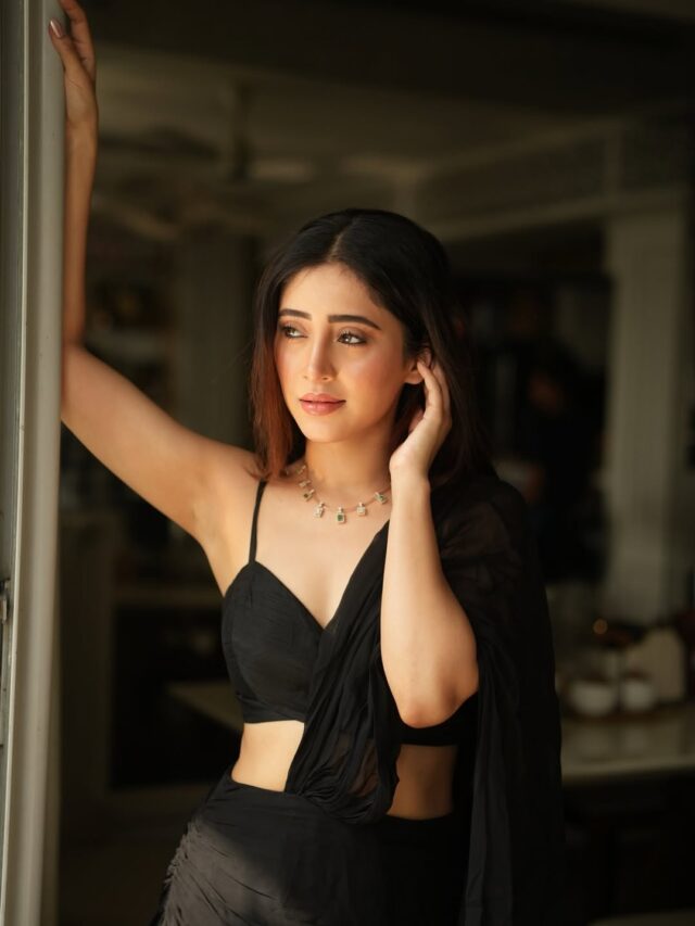 બ્લેક સાડીમાં શિવાંગી જોશી એ આપ્યા પોઝ, અભિનેત્રી ની તસવીરો થઇ વાયરલ