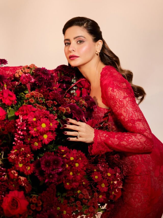 આમના શરીફ એ લાલ ડ્રેસમાં મચાવી ધૂમ, 43 વર્ષ ની ઉંમરે પણ લાગી અપ્સરા