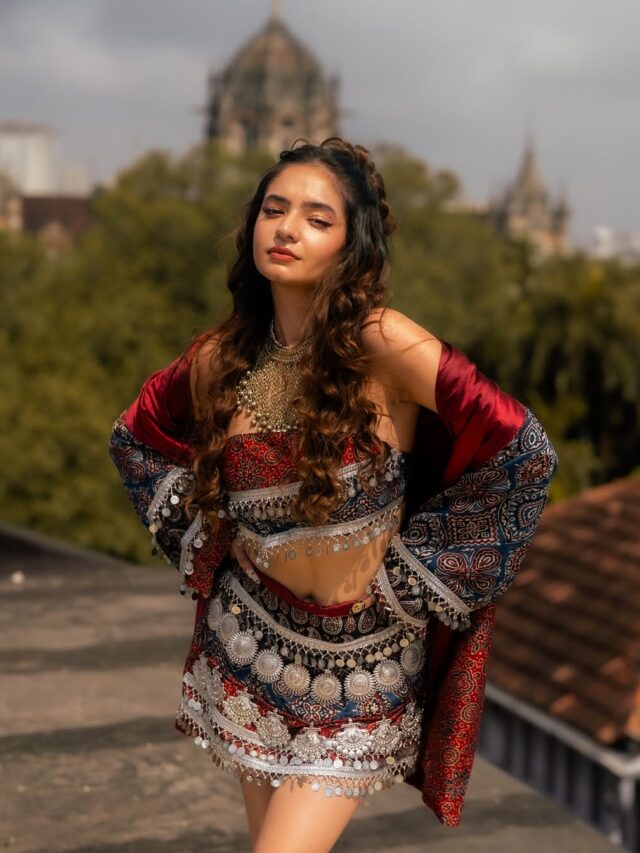 અનુષ્કા સેનનો ‘કિલર’ લુક થયો વાયરલ,કેપ સ્કર્ટ ઈન્ડો-ફ્યુઝનમાં જોવા મળી અભિનેત્રી