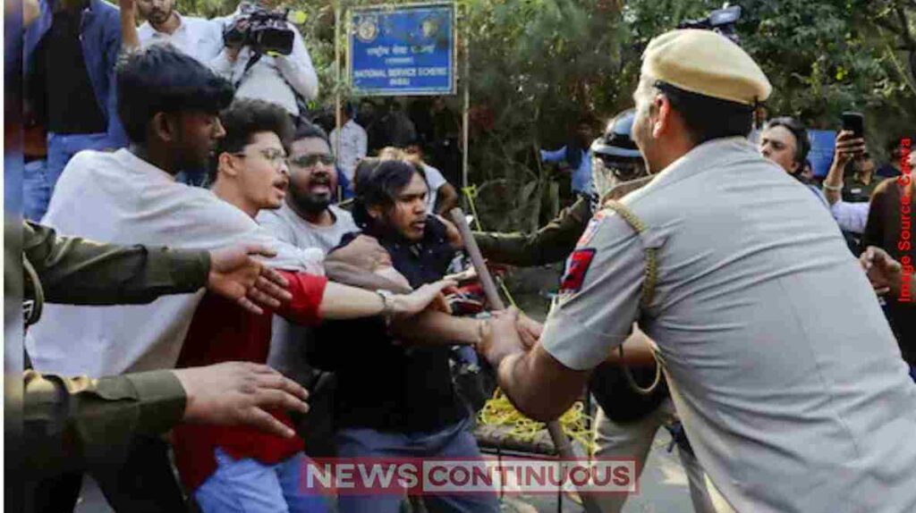 JNU Protest Slap Video પ્રદર્શનકારીઓએ પોલીસ સાથે કરી હાથાપાઈ, ૧૪ વિદ્યાર્થીઓ