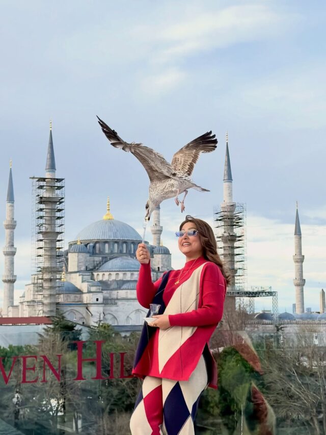 ઈસ્તંબુલના રસ્તાઓ પર હિના ખાનની મસ્તી, બ્લુ મસ્જિદના નજારા વચ્ચે પક્ષીઓને ખવડાવ્યું ચણ