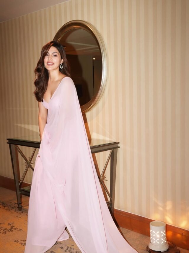 રિયા ચક્રવર્તીનો સાડીમાં ગ્લેમરસ અવતાર: ફેન્સે કરી ખાસ ડિમાન્ડ!