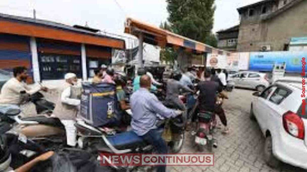 Fuel Crisis Rumors in UP Long Queues at Petrol Pumps Amid Middle East War Fears; Administration Urges Calm.