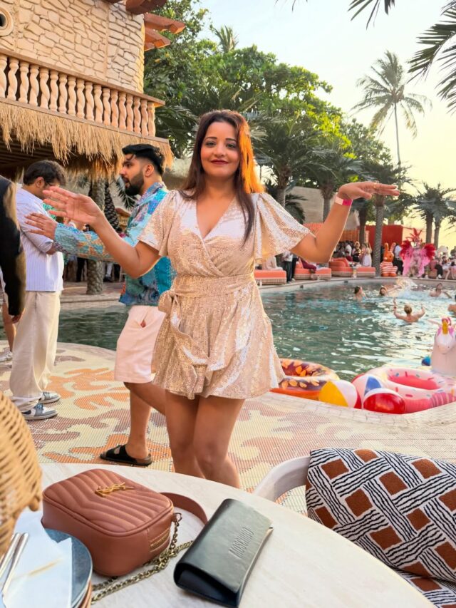 હોળીના રંગમાં રંગાઈ મોનાલિસા, શિમ્મરી શોર્ટ ડ્રેસમાં એક્ટ્રેસનો કિલર લુક વાયરલ