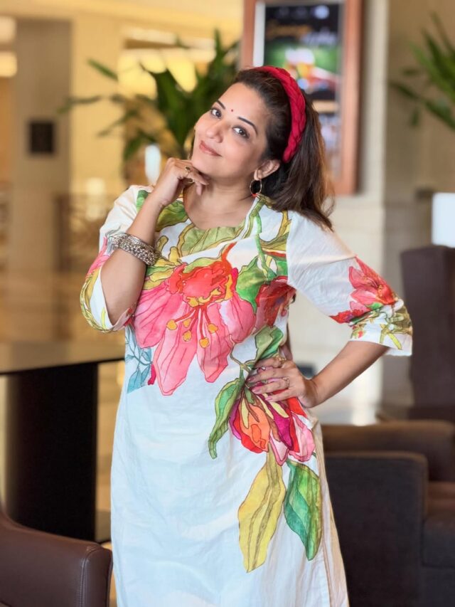 મોનાલિસાનો કલરફુલ અંદાજ; ફ્લાવર પ્રિન્ટ ડ્રેસમાં મચાવી ધૂમ