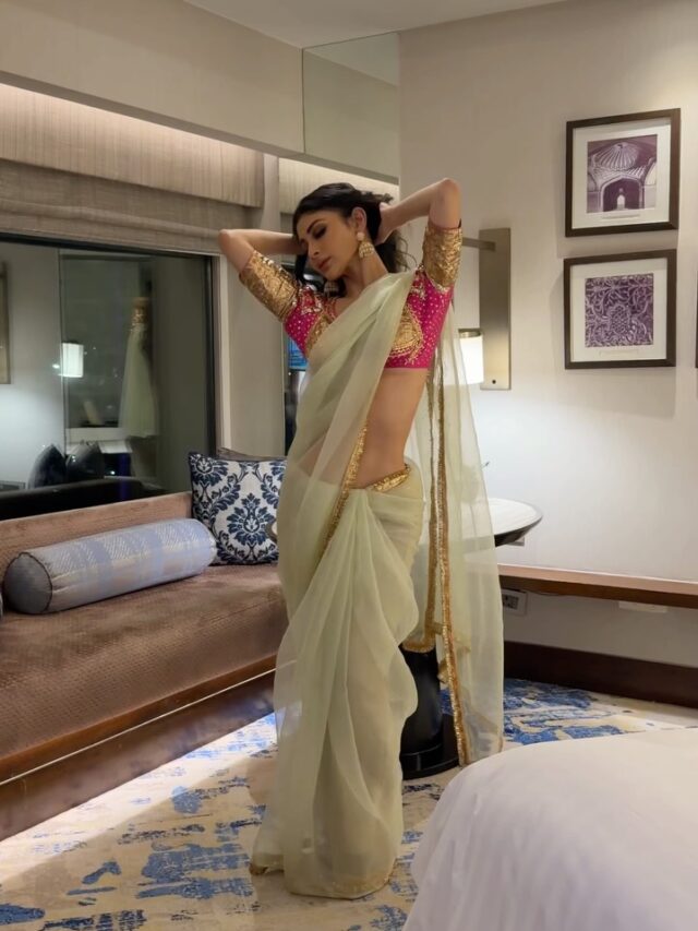 મૌની રોયનો સાડીમાં સિઝલિંગ લુક! વ્હાઈટ સાડી અને બેકલેસ બ્લાઉઝમાં જોવા મળ્યો કિલર લુક