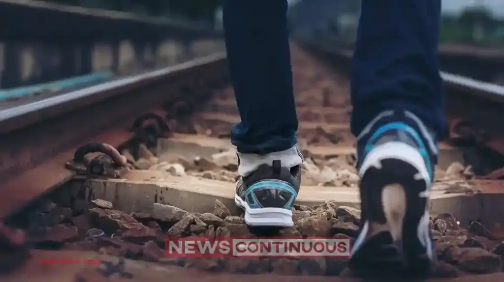 Mumbai Tragedy: 53-Year-Old Man Commits Suicide on Railway Tracks; Records Video Blaming Wife and Her Family