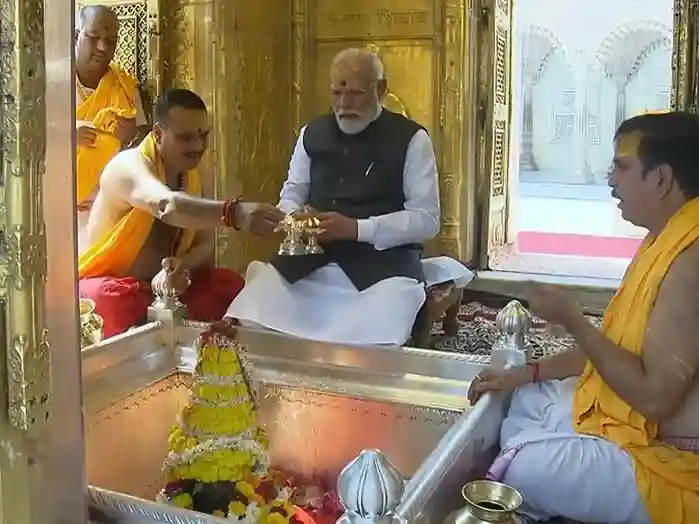 PM Narendra Modi। કાશી વિશ્વનાથ મંદિરમાં પ્રધાનમંત્રી મોદીની વિશેષ પૂજા ડમરુ અને ત્રિશૂળ ભેટ આપી કરાયું અભિવાદન.