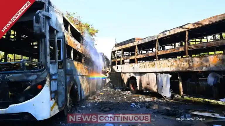 Wadala Fire। વડાલામાં કચરાના ઢગલામાં લાગેલી આગે વિકરાળ સ્વરૂપ ધારણ કર્યું બે બસો બળીને ખાખ