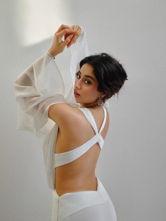 વ્હાઇટ આઉટફિટમાં જ્હાન્વી કપૂરનો કિલર લુક
