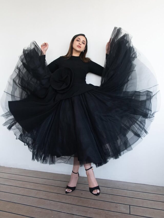 સમુદ્ર ની વચ્ચે પરિણીતિ ચોપરાનો બ્લેક મેજિક: ‘મોમ ટોક્સ’ ના લોન્ચ પર મચાવ્યો ખળભળાટ!