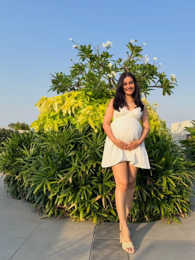 વ્હાઇટ મિની ડ્રેસમાં સુરભી જ્યોતિએ ફ્લોન્ટ કર્યો બેબી બંપ, અભિનેત્રીના ચહેરા પર દેખાયો પ્રેગ્નન્સી ગ્લો