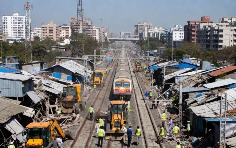Western Railway Encroachment Drive। હાઈકોર્ટના આદેશ બાદ રેલ્વે એક્શનમાં મલાડગોરેગાંવ વચ્ચે રેલ્વે ટ્રેક આસપાસના દબાણો સાફ