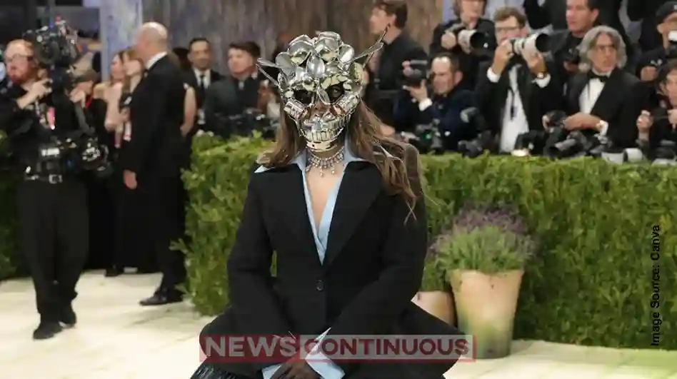 Ananya Birla Met Gala 2026 Mask| અનન્યા બિરલાનો 'યુનિક' અવતાર! વાસણોથી બનેલા ડ્રેસમાં હોલીવુડ સુંદરીઓને આપી મ્હાત