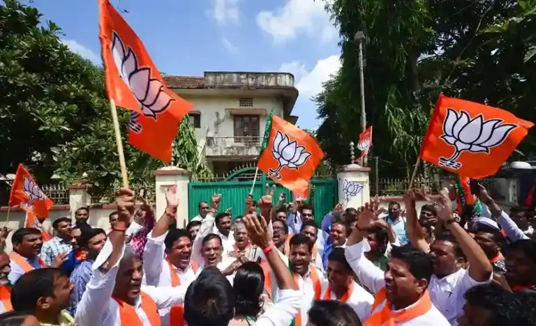 West Bengal Election BJP Celebration| મમતા બેનર્જીના ગઢમાં ભાજપનો વિજયઘોષ! દીદીના ઘર બહાર કાર્યકર્તાઓનું શક્તિપ્રદર્શન, વાતાવરણમાં ભારે ઉત્તેજના