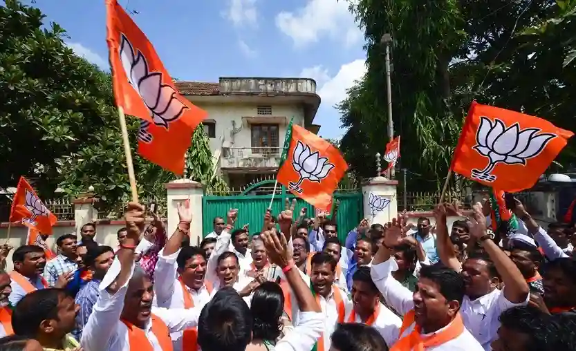 West Bengal Election BJP Celebration| મમતા બેનર્જીના ગઢમાં ભાજપનો વિજયઘોષ! દીદીના ઘર બહાર કાર્યકર્તાઓનું શક્તિપ્રદર્શન, વાતાવરણમાં ભારે ઉત્તેજના
