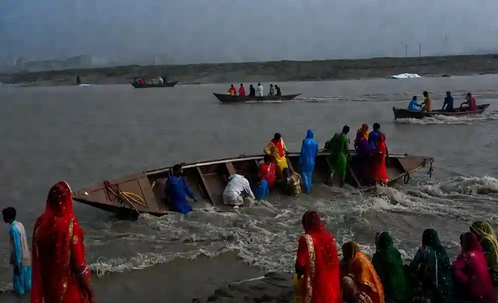 Hamirpur Boat Accident।  હમીરપુરમાં કાળજું કંપાવતી ઘટના લગ્નની ખુશીઓ માતમમાં ફેરવાઈ, યમુનામાં હોડી પલટતા ૨ ના મોત, ૪ બાળકો હજુ પણ લાપતા!