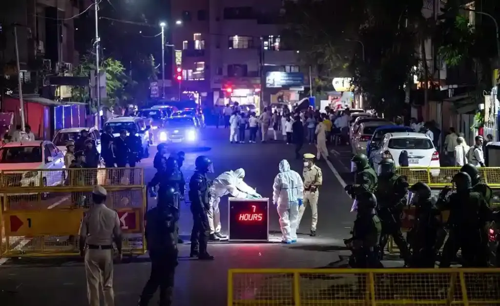 Bomb Scare in Pune। પુણેના હડપસરમાં બોમ્બ જેવી શંકાસ્પદ વસ્તુ મળતા દોડધામ ૭ કલાકનું ટાઈમર જોઈ પોલીસ સ્તબ્ધ