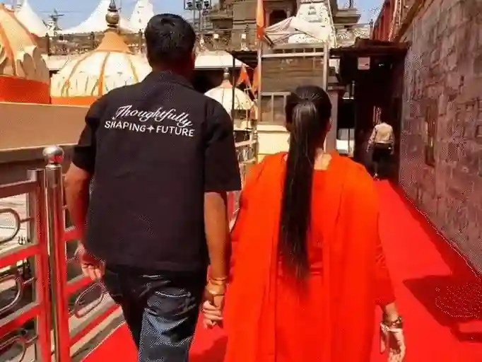 Mahakal Mandir Viral Ring Ceremony| બાબા મહાકાલના દરબારમાં નિયમોના ધજાગરા ગર્ભગૃહ પાસે કપલે એકબીજાને પહેરાવી વીંટી; સિક્યોરિટી એજન્સીને ફટકારાયો મોટો દંડ!
