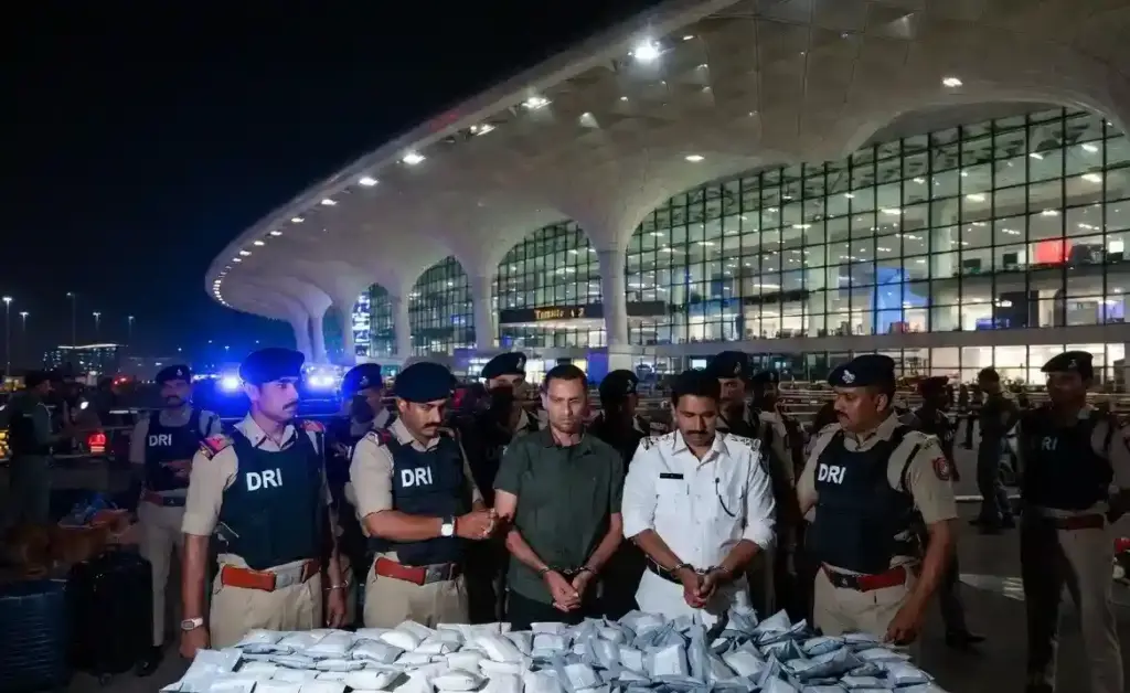 Mumbai Airport Drug Seizure DRI| મુંબઈ એરપોર્ટ પર DRIની મોટી કાર્યવાહી  7 કરોડના કોકેઈન સાથે દક્ષિણ આફ્રિકન નાગરિક અને મુંબઈનો શખ્સ ઝડપાયા