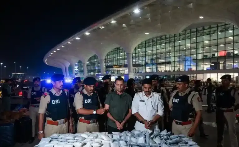 Mumbai Airport Drug Seizure DRI| મુંબઈ એરપોર્ટ પર DRIની મોટી કાર્યવાહી  7 કરોડના કોકેઈન સાથે દક્ષિણ આફ્રિકન નાગરિક અને મુંબઈનો શખ્સ ઝડપાયા