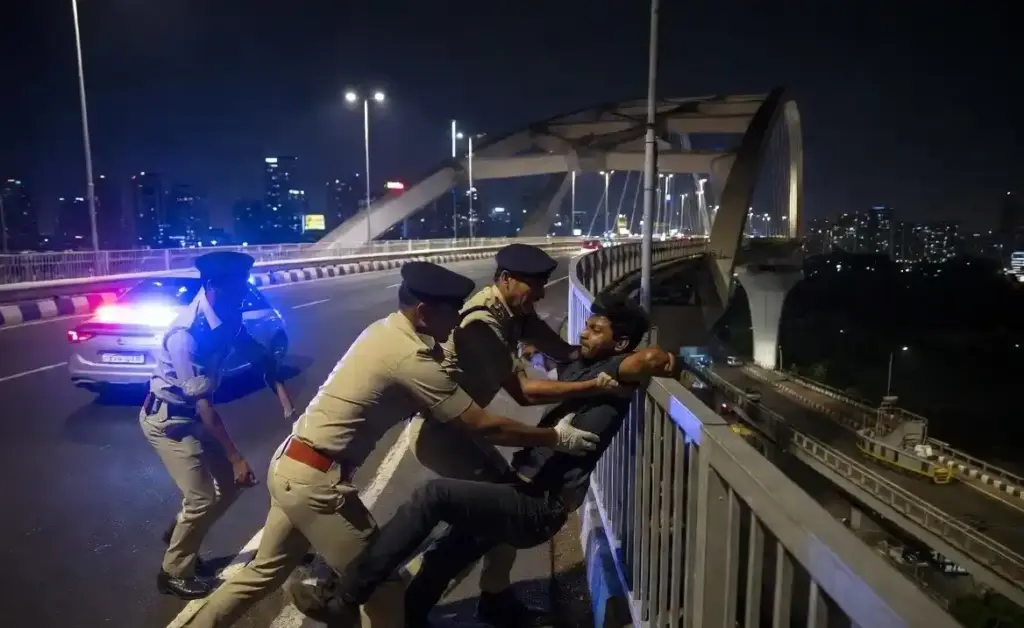 Mumbai Police Vashi Bridge Suicide Rescue। મુંબઈ પોલીસની સતર્કતાથી વાશી બ્રિજ પર આત્મહત્યાનો પ્રયાસ નિષ્ફળ ૩૩ વર્ષીય યુવકનો જીવ બચાવ્યો