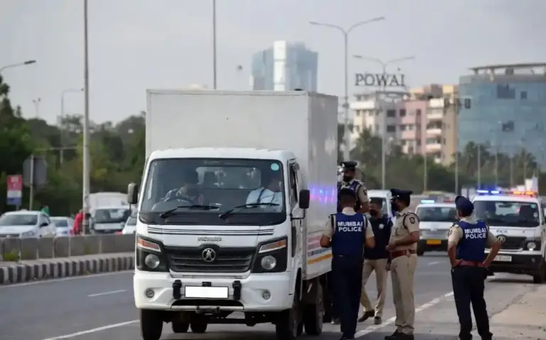 Mumbai Traffic Fraud।ટ્રાફિક દંડથી બચવા મુંબઈમાં ટેમ્પો પર લગાવી બોગસ નંબર પ્લેટ, પવઈ પોલીસ સ્ટેશનમાં ગુનો દાખલ