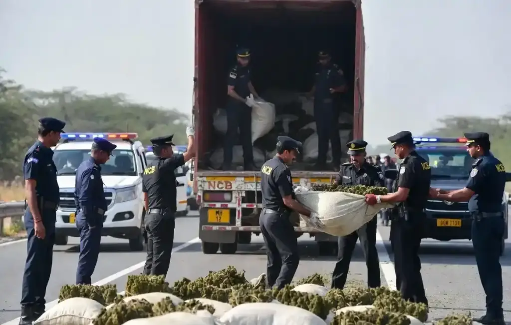 NCB Mega Crackdown। ઓડિશામહારાષ્ટ્ર ડ્રગ્સ રૂટ પર NCBનો મોટો પ્રહાર, ગોંદિયામાં ટ્રકમાંથી  ૧૦૦ કરોડનો ૭૦૨ કિલો ગાંજો જપ્ત