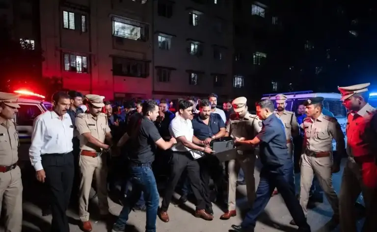 Mumbai Online Loan App Racket। ઓનલાઈન લોન એપ દ્વારા બ્લેકમેલિંગ અને તોડપાણી કરતું મોટું રેકેટ ઝડપાયું મુંબઈ ક્રાઈમ બ્રાન્ચે ૬ આરોપીઓની કરી ધરપકડ