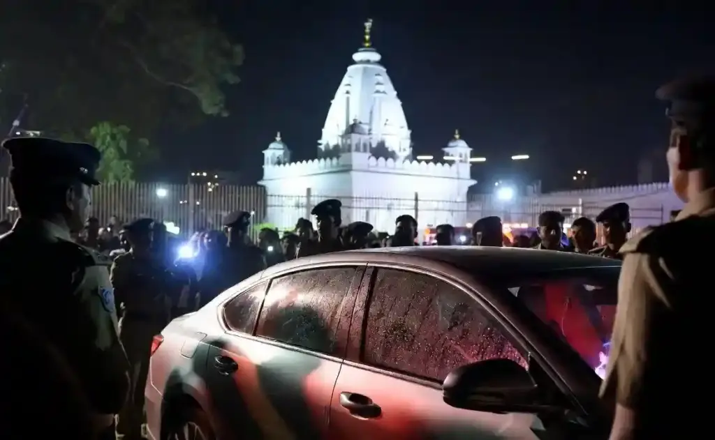 Shirdi Sai Baba Temple Theft। શિરડીમાં સાઈભક્તો સાવધાન VIP ગેટ પાસે કેમિકલથી ગાડીનો કાચ ઓગાળી ઘરેણાંરોકડની મોટી ચોરી