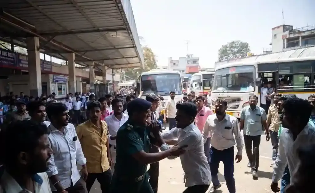 Kalyan ST Depot Brawl। કલ્યાણ બસ ડેપોમાં મુસાફરની પૂછપરછ પર કર્મચારી ભડક્યો યુવક સાથે છુટાહાથની મારામારી
