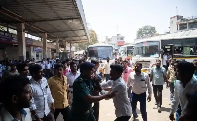 Kalyan ST Depot Brawl। કલ્યાણ બસ ડેપોમાં મુસાફરની પૂછપરછ પર કર્મચારી ભડક્યો યુવક સાથે છુટાહાથની મારામારી