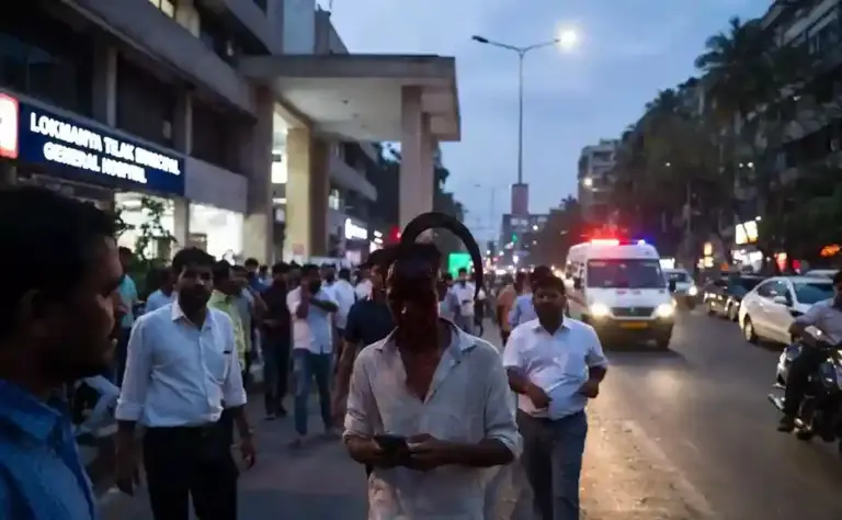Mumbai Sion Hospital Sickle Attack।મુંબઈમાં માથામાં ખૂંપેલા દાતરડા સાથે યુવક રસ્તા પર ભટકતો દેખાયો; સાયન વિસ્તારમાં મચી ચકચાર