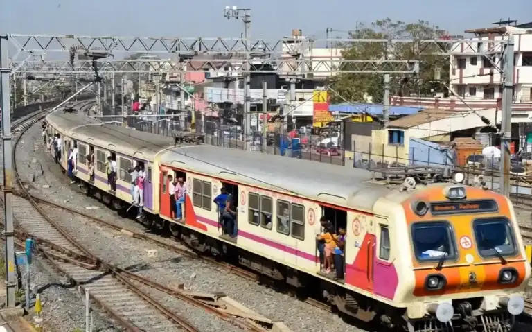 Western Railway Mumbai। લોકલ ટ્રેનમાં મુસાફરી કરતા વરિષ્ઠ નાગરિકો માટે આનંદના સમાચાર, પશ્ચિમ રેલવેએ આપી આ મોટી ભેટ
