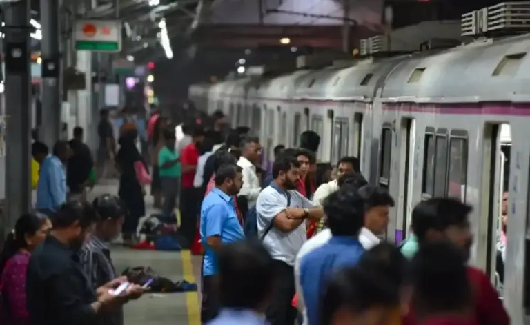 AC Local Train Delays  પશ્ચિમ રેલવેનો મહત્વનો નિર્ણય AC લોકલની વધતી ગતિ અને સમયપાલન માટે હવે સ્ટેશન પર તૈનાત રહેશે 'પુશર્સ'