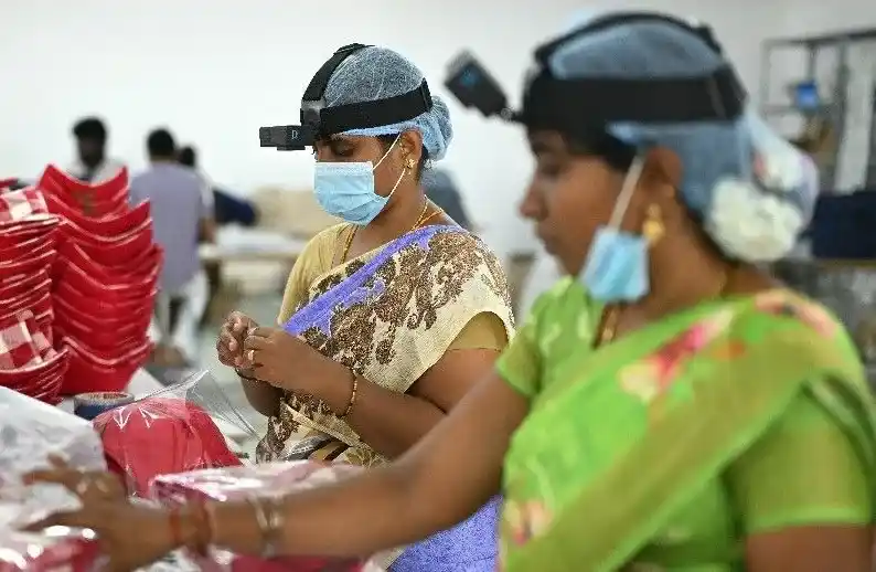 AI Robotics Training Risks AI રોબોટ્સને ટ્રેન કરવા માટે વિડીયોનો ઉપયોગ શું કામદારો પોતાના જ હાથથી પોતાની નોકરીનું જોખમ વધારી રહ્યા છે?