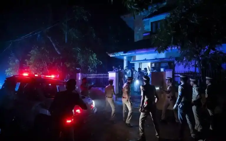 Abhishek Banerjee Residence Raid  પશ્ચિમ બંગાળમાં મધ્યરાત્રિએ મોટો રાજકીય ભૂકંપ CPF સાથે અભિષેક બેનર્જીના ઘરે પહોંચી પોલીસ, દરવાજો ન ખોલતા તાળું તોડીને અંદર ઘૂસી