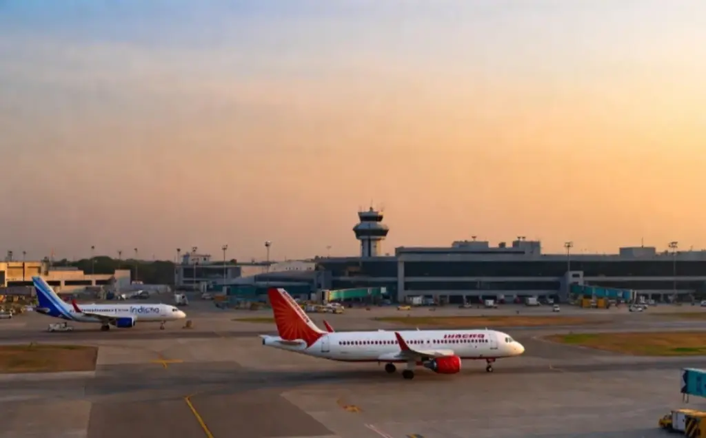 Ahmedabad Airport  અમદાવાદ એરપોર્ટ પર મોટી દુર્ઘટના ટળી, એક જ રનવે પર સામસામે આવ્યા એર ઈન્ડિયા અને ઈન્ડિગોના વિમાન