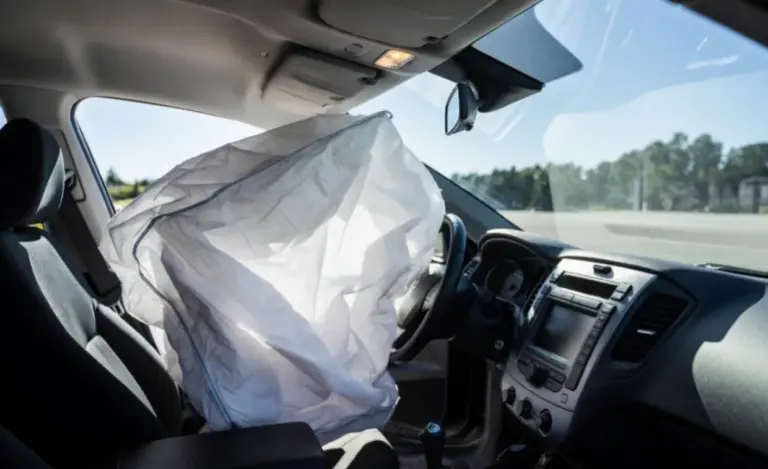 Airbag Blast in Parked Car  પાર્ક કરેલી કારમાં અચાનક ખુલ્યો એરબેગ, ૨૫ વર્ષના યુવકનું દર્દનાક મોત; તમારી કારમાં પણ હોઈ શકે આ છુપાયેલો ખતરો