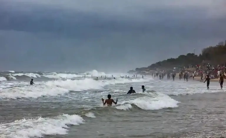 Aksa Beach Incident  મલાડના પ્રખ્યાત અક્સા બીચ પર ૧૭ વર્ષનો કિશોર દરિયામાં ડૂબ્યો; મોટું સર્ચ ઓપરેશન શરૂ