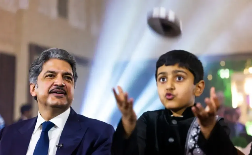 Anand Mahindra Young Street Magician નૈનીતાલના નાના જાદુગરની કળાના મુરીદ બન્યા ઉદ્યોગપતિ આનંદ મહિન્દ્રા, વીડિયો શેર કરી બાળકની અદભુત કળાને બિરદાવી, સપના પૂરા કરવા મદદની ઓફર