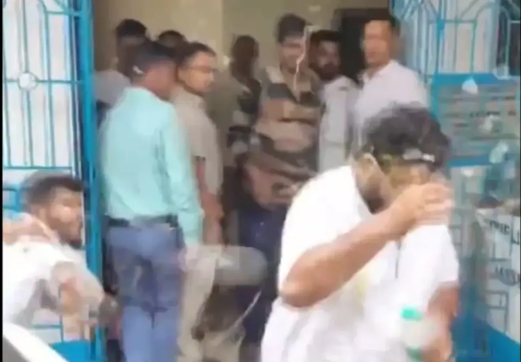 Attacks on TMC Leaders  પશ્ચિમ બંગાળમાં TMC નેતાઓ પર હુમલાનો દોર સૌમિત્ર બેનર્જી પર કોર્ટમાં લઈ જતા સમયે ઈંડા ફેંકાયા; સતત સામે આવી રહી છે આવી ઘટનાઓ