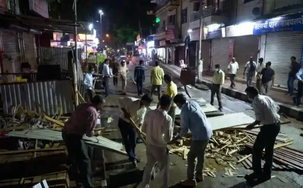 BMC Encroachment Drive   અંધેરીમાં BMCનું બુલડોઝર ગર્જ્યું ફૂટપાથ પચાવી પાડનાર ૧૭ હોટલરેસ્ટોરન્ટ તોડી પડાયા