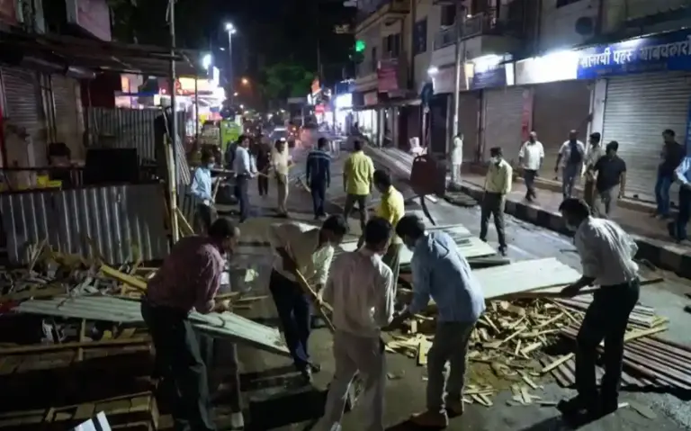 BMC Encroachment Drive   અંધેરીમાં BMCનું બુલડોઝર ગર્જ્યું ફૂટપાથ પચાવી પાડનાર ૧૭ હોટલરેસ્ટોરન્ટ તોડી પડાયા