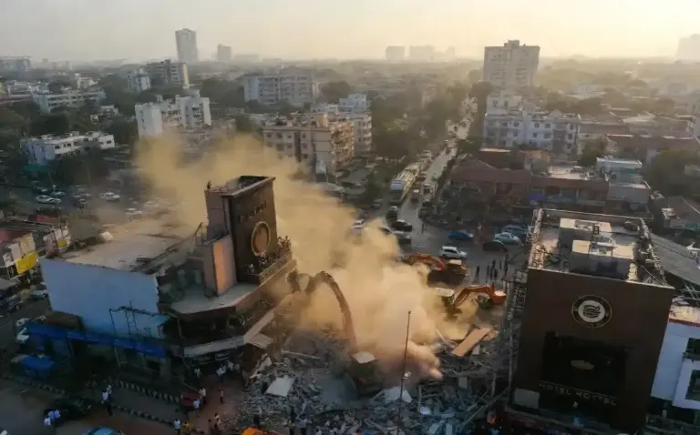 BMC Demolition Drive Andheri।  મુંબઈના અંધેરીમાં પાલિકાનો સપાટો ફૂટપાથ અને જાહેર જગ્યાઓ પચાવી પાડનારી ટોચની હોટલોરેસ્ટોરન્ટ્સ પર બુલડોઝર ફર્યા