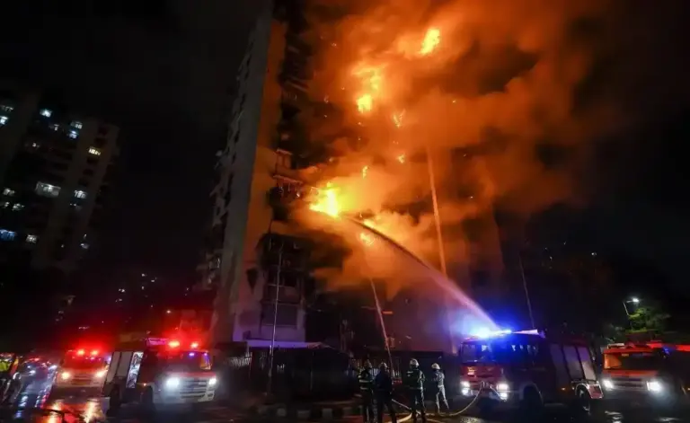 Bandra Building Fire  બાંદ્રાની ‘એટલાન્ટિક બિલ્ડિંગ’ માં આગ ફાટી નીકળી, વરિષ્ઠ નાગરિકનું કરુણ મોત, બચાવ કામગીરી દરમિયાન ૨ ફાયર ફાઇટર હોસ્પિટલમાં દાખલ