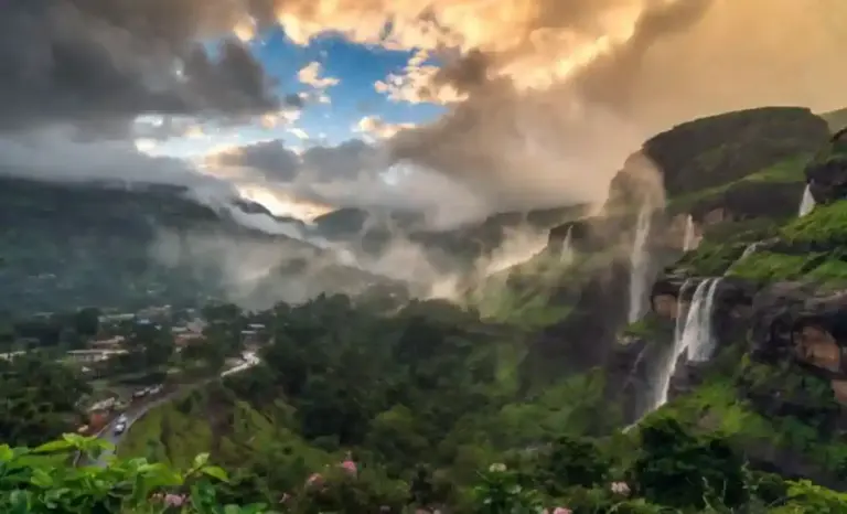 Best Monsoon Getaways in Maharashtra  વરસાદી મહારાષ્ટ્રની સફર પ્રકૃતિના ખોળે રમવા માટેના ૮ અદ્ભુત અને શ્રેષ્ઠ સ્થળો